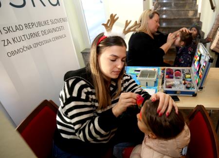 TRIJE DOBRI MOŽJE, ROMANA KRAJNČAN IN JELENI PRIREDITEV PRED KULTURNIM DOMOM 01 FOTO LJUBO VUKELIČ